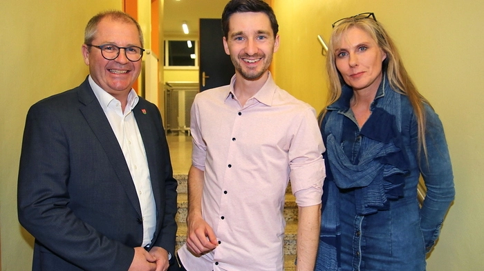 Die Stadtgemeinde Voitsberg - mit Bürgermeister Bernd Osprian und Evelyne Oswald vom Kultur- und Stadtmarketing - lud den Kabarettisten Clemens Maria Schreiner mit seinem Programm „Krisenfest“ zu einem Auftritt in die Stadtsäle Voitsberg ein.