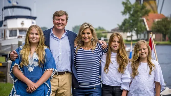 Fixtermin für das holländische Königshaus: Amalia, Ariane und Alexia posieren mit König Willem-Alexander und Königin Maxima für die Fotografen.