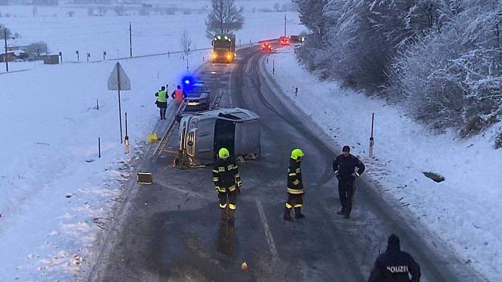 Schnee und Alkohol führten zu einem Unfall in Steindorf, die FF Tiffen rückte aus 