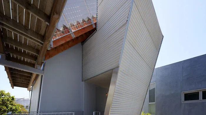 „Das „Tectonic House” wurde 2001 vom Wiener Architekturbüro Coop Himmelb(l)au konzipiert.