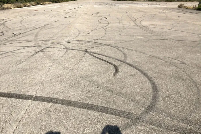 Man kann das insgesamt mehrere Hektar große Gelände sogar mit dem Auto erkunden. Durch abgelagerten Bauschutt absichtlich versperrt ist nur die Zufahrt zur genau einen Kilometer langen Start- und Landebahn. Die Barrieren sollen wohl illegale Autorennen verhindern.