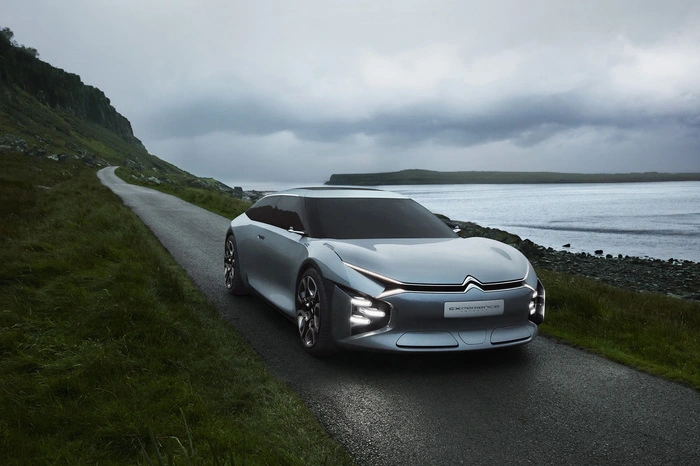 Das automatisierte Acht-Gang-Getriebe wurde zwischen Verbrennungsmotor und Elektromotor verbaut. Eine unter dem Innenraum angebrachte kompakte Batterie versorgt die elektrisch angetriebene Hinterachse. Dadurch bleiben Raumangebot und Kofferraumvolumen uneingeschränkt erhalten. Der besondere Komfort war stets eines der Markenzeichen der Franzosen, deshalb steckt in der Studie eine Federung mit progressivem hydraulischem Anschlag.