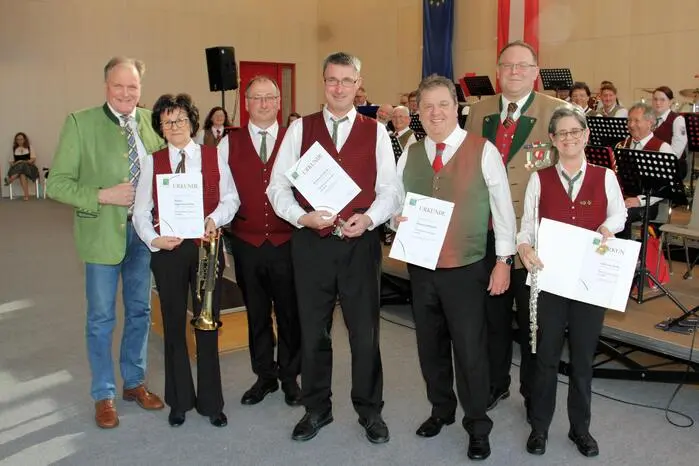 Im Rahmen des Konzertes wurden auch Helmut Graschi, Gabriele Leth, Reinhard Lerch und Margareta Rath für ihre langjährige Mitgliedschaft bei der Ortsmusikkapelle Söding geehrt.