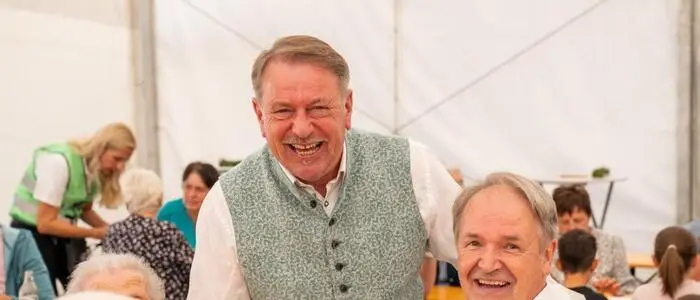 Franz Herk (stehend) hat sich 1996 mit der Herk Dach GmbH selbstständig gemacht