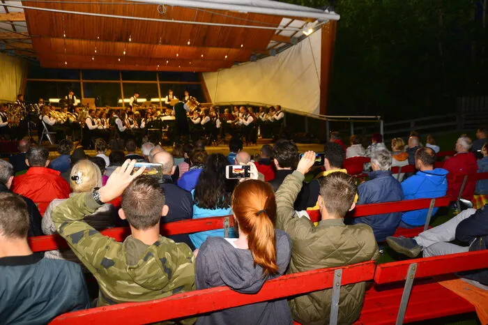 Leichter Regen konnte viele nicht abhalten, das Freiluft-Konzert der Kapelle zu besuchen.