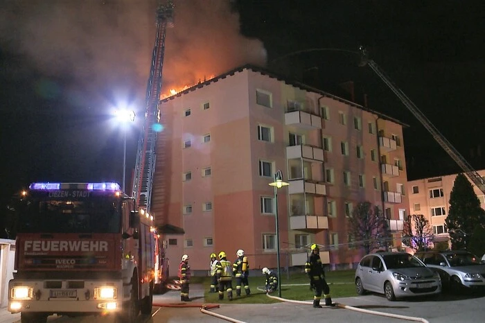 Im Siedlungsgebiet von Trieben stand der fünfte Stock eines Hauses in Flammen. Ein Bewohner wurde lebensgefährlich verletzt