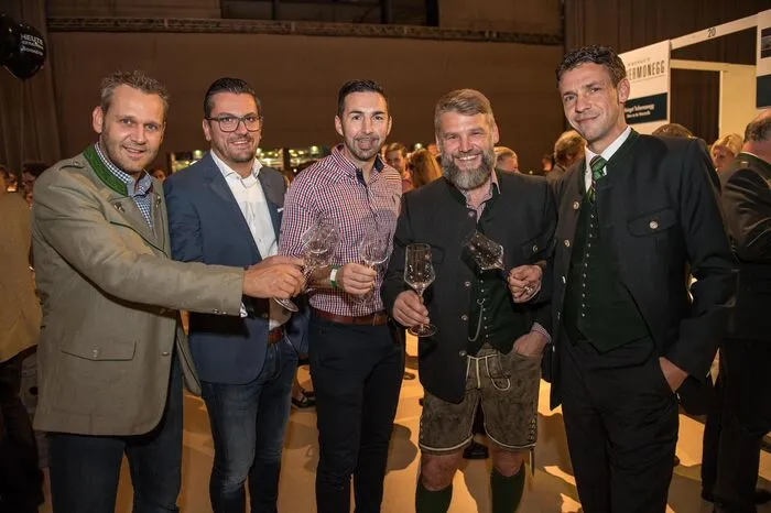 Ex-Sturm-Kicker Arnold Wetl (zweiter von rechts) in weinseliger Gesellschaft