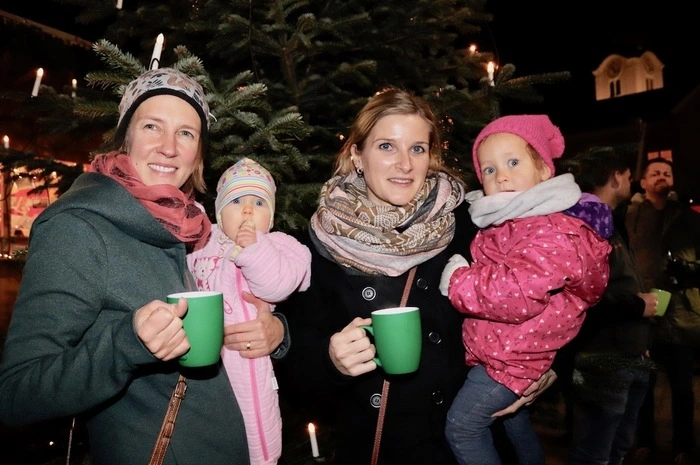 Zum Auftakt gab es köstliche süße Lebkuchen und feinen Glühmost und Glühwein.