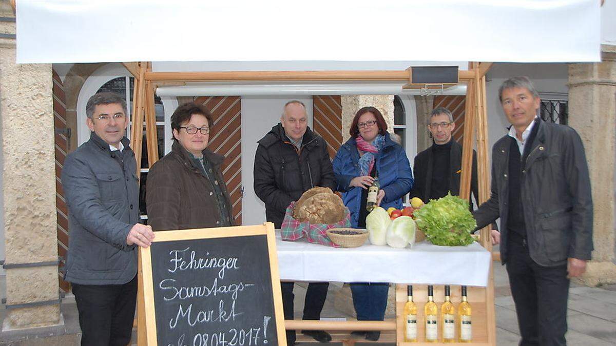 Franz Fartek, Maria Matzold, Hans Rudolf Rath, Birgit Karner, Franz Gross, Bürgermeister Johann Winkelmaier mit einem der maßgeschneiderten Marktstände