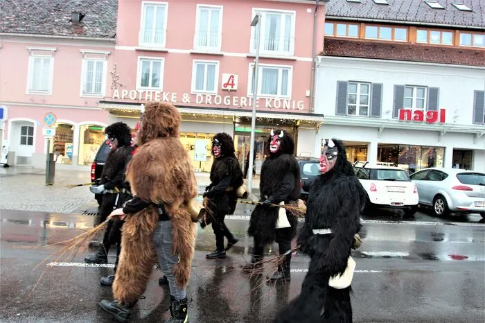 Und das nicht nur für die Kinder, sondern auch für die Erwachsenen, die mit Glühwein, Kastanien und Hot Dogs versorgt werden.
