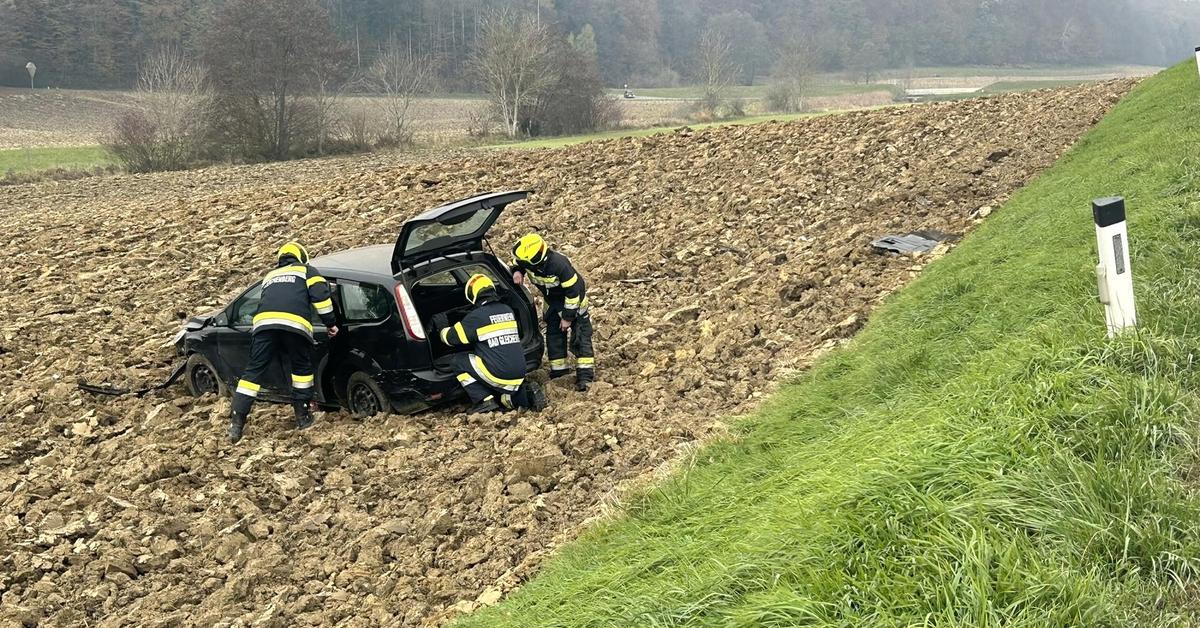 Auf-der-B-66-Pkw-Lenkerin-kam-von-Stra-e-ab-und-landete-im-Acker