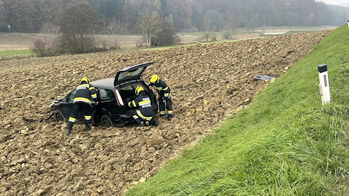 Die Feuerwehr barg das Unfallfahrzeug aus dem Acker