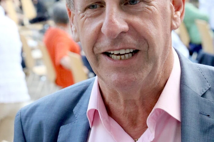 Beim Kulturspektakel am Marktplatz in Brückl bestens unterhalten haben sich unter anderen Bürgermeister Harald Tellian (Foto), Vizebürgermeister Robert Cech, Amtsleiterin Manuela Welik, Alt-Bürgermeister Burkhard Trummer, Kulturgemeinschaft Brückl-Obmann Thomas Unterguggenberger, Schulwart Martin Wieland sowie eine starke Abordnung der Bühnengruppe des BORG Althofen, die mit ihrer Professorin Gudrun Schumi ins Görtschitztal gekommen war. 