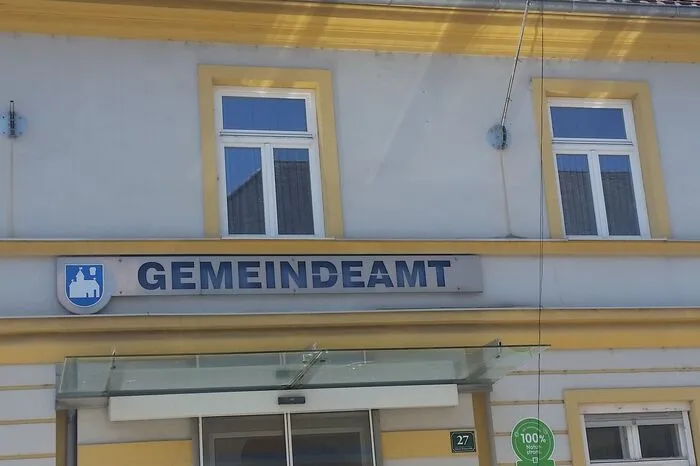 Bürgermeister Herbert Pregartner ist unten der Chef, aber am Dach regieren die Störche.