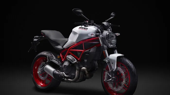Für 2017 erweitert Ducati die Modellfamilie der Monster um die kleine, aber feine Monster 797. Mit der Monster 797 wird der Eintritt in die Naked-Bike Welt „made in Borgo Panigale” für viele Motorradfahrer möglich. Dabei erinnert alles an die ersten Monster der 1990er mit ihren bulligen Tanks, gepaart mit modernsten Komponenten: vom Gitterrohrrahmen über den luftgekühlten Motor bis zum Rundscheinwerfer mit LED-Standlicht.