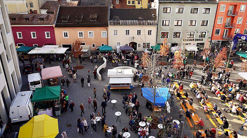 Am 24. Oktober fand der Wochenmarkt anlässlich der offiziellen Eröffnung des Rathausplatzes zum ersten Mal auf dem für März geplanten Standort statt