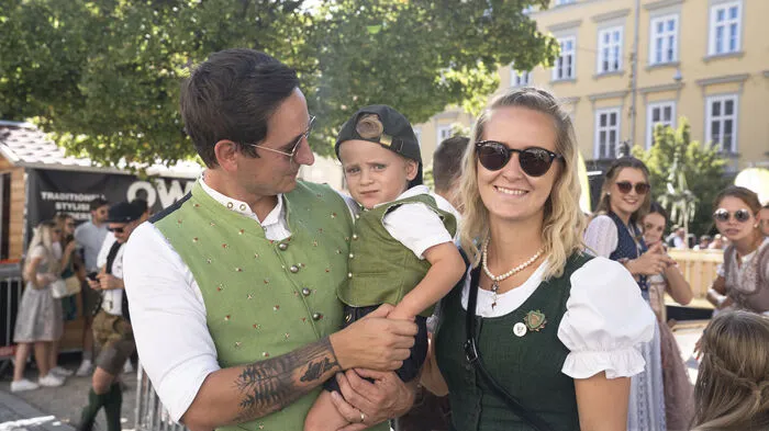 Selbst die kleinsten Besucher wirkten in der Tracht wie echte Profis.