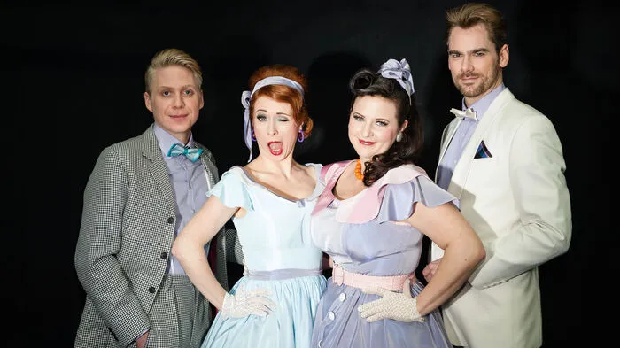 Andreas Wanasek, Katja Berg, Regina Riel und Alexander Geller stehen auf der Opernredoute um 0 Uhr im Zentrum.