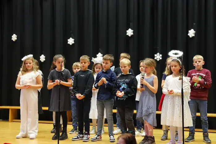 Die Schülerinnen und Schüler der Volksschule sorgten mit Weihnachtsliedern, Gedichten und einem liebevoll aufgeführten Krippenspiel für festliche Stimmung. 