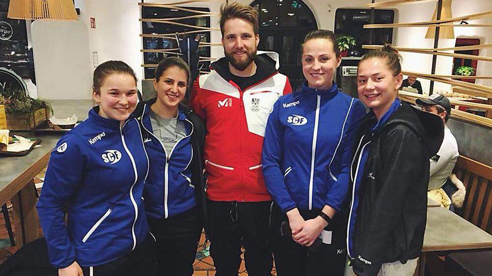Die Ferlacher Handball- Damen ließen sich einen Schnappschuss mit dem Team-„Silbernen“ Marco Schwarz nicht entgehen