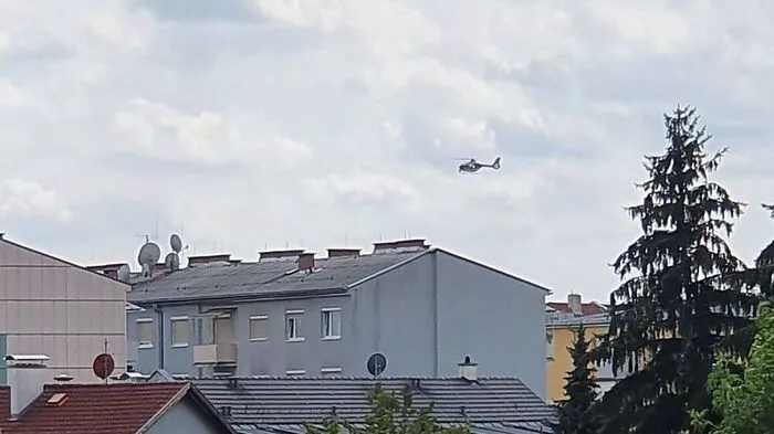 Dicht über den Hausdächern kreist am Mittwochnachmittag ein Polizeihubschrauber