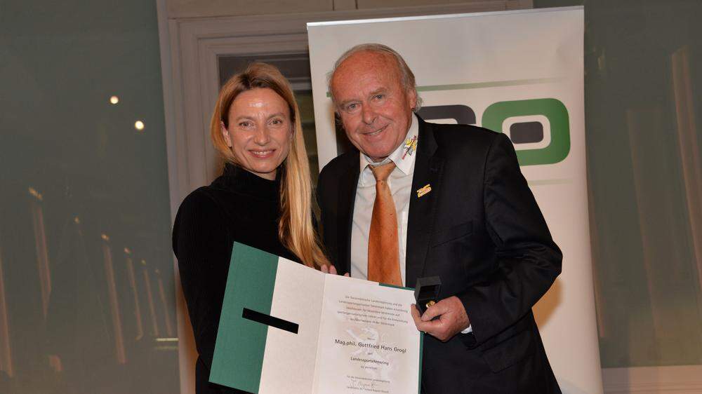 Juliane Bogner-Strauß und Hans Grogl bei der Verleihung in Graz