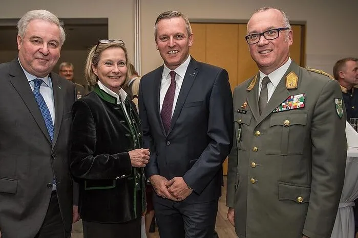 Die Spitzen des Landes mit LH Hermann Schützenhöfer und Landtagspräsidentin Bettina Vollath mit Verteidigungsminister Mario Kunasek und Militärkommandant Heinz Zöllner.