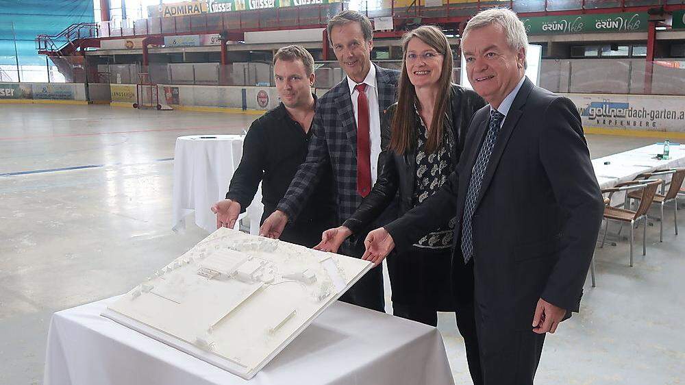 LH-Stv. Anton Lang (r.) und Bürgermeister Fritz Kratzer (2. v. l.) präsentieren gemeinsam mit den Architekten Ulrike Tischler und Martin Mechs das Projekt