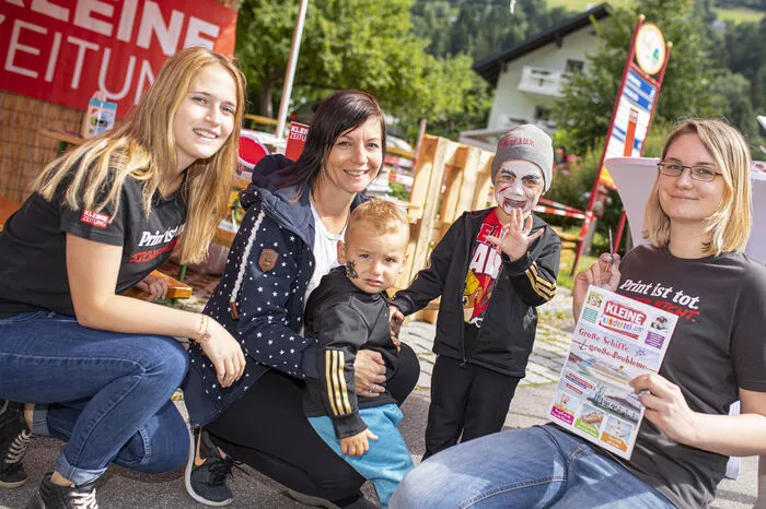 Daniel und Dominik Mechura aus Prag ließen sich von Marleen und Elisabeth am Kleine Zeitung-Stand schminken