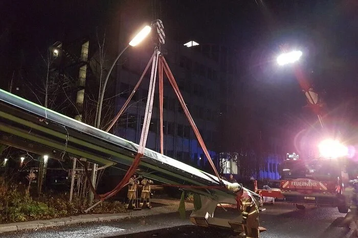 Der Lenker unterschätzte die Höhe seines Busses und "rasierte" bei der Durchfahrt unter einer Brücke das gesamte Dach ab.