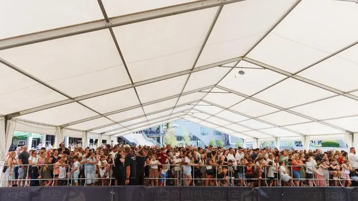 Großer Ansturm in der ShoppingCity Seiersberg: Zuerst gab‘s Goodie Bags gegen die Vorlage der Zeugnisse, dann kamen zwei Social-Media-Stars ...