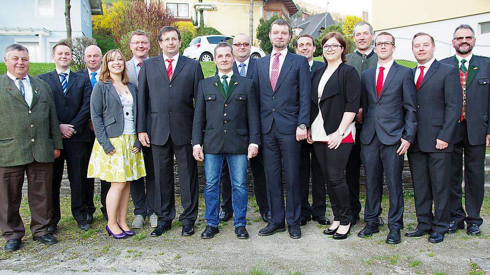 Der neue Breitenauer Gemeinderat: Bürgermeister Lehofer 7. v. l., neben ihm Vize Bojar (l.) und Kassier Bodlos