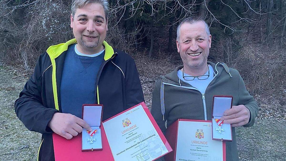 Die Lebensretter von links: Markus Modre und Herbert Sauerschnig aus Enzelsdorf mit ihrem Ehrenkreuz