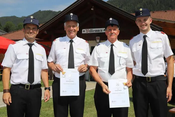 Es gab auch zwei Ehrungen, die Kärntner Medaille erhielten HFM Herwig Schnitzer und HV Rubert Wernig aus den Händen von Kommandanten Buxbaumer und Kdt-Stvr. Stich.