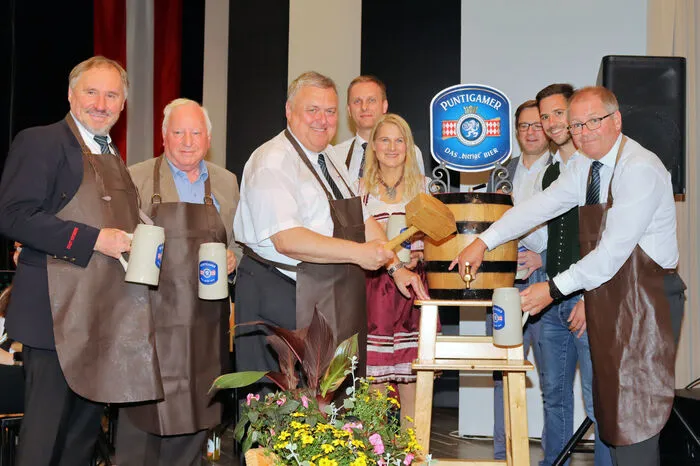 ... wurde der Bieranstich mit Obmann Stadtrat Franz Sachernegg und Ehrengästen durchgeführt und Freibier für alle Gäste ausgeschenkt.