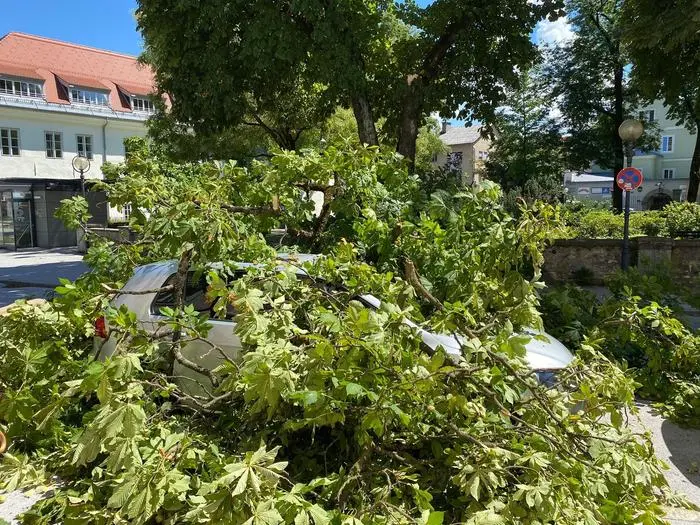 Ein Pkw wurde schwer beschädigt