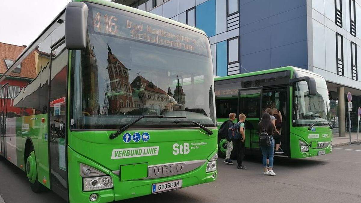 Der Feldbacher Busbahnhof ist ein regionaler Knotenpunkt im südoststeirischen Verkehr