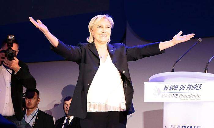 Lässt sich für Platz zwei feiern: Marine Le Pen