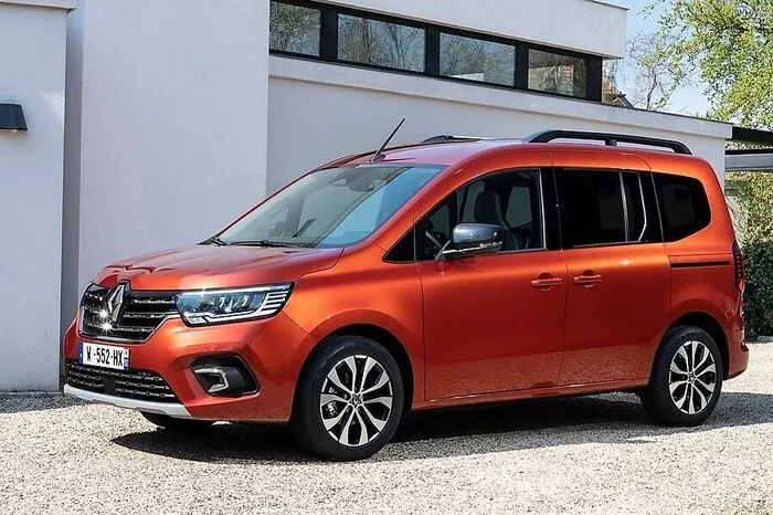 Bis der elektrische Kangoo 2022 auch an die Steckdose geht, sorgen ein Benziner und ein Diesel in je zwei Leistungsstufen dafür, dass etwas weitergeht. Der Ottomotor ist der 1.3 TCe, der mit 100 oder 130 PS geordert werden kann.