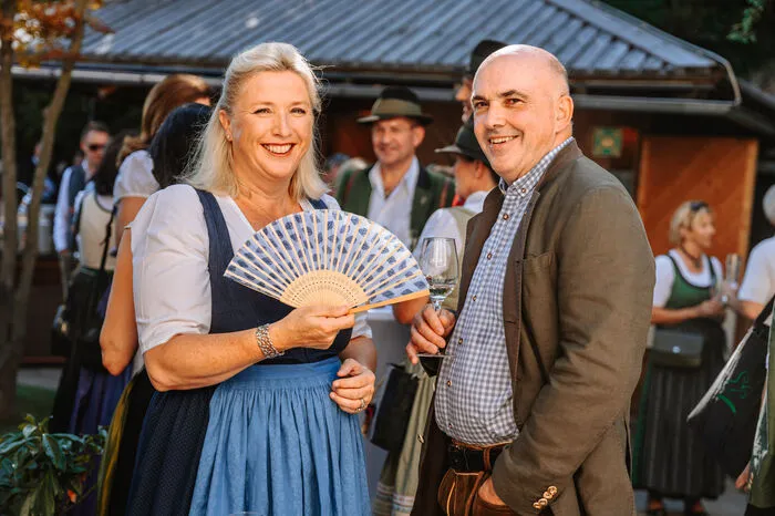 Botschafterin Lindsay-Samantha Skoll und Ehemann Richard
