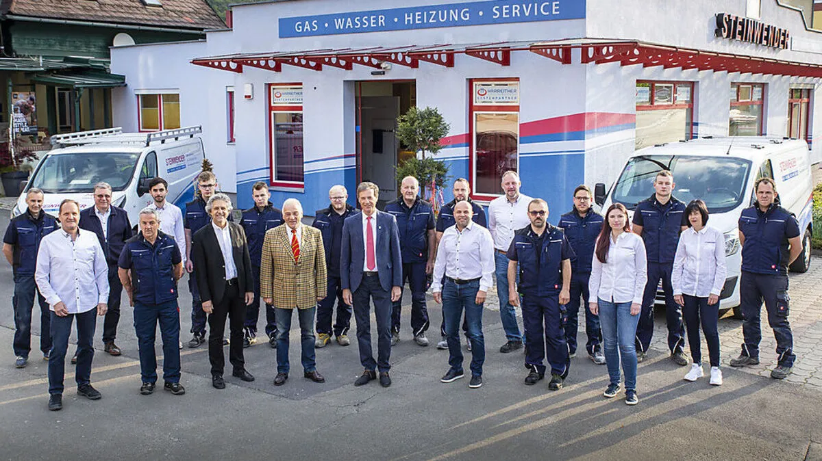 Stadtwerke-Direktor Christian Wohlmuth, Firmengründer Helmut Steinwender, Bürgermeister Fritz Kratzer und Geschäftsführer Timo Riegel (vorne, 3. - 6. v. l.) im Kreise der Mitarbeiter