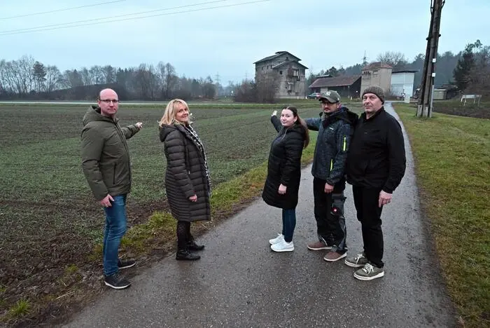 „Rettet das Kainachtal“-Obmann Robert Ranftl (links) und Anrainer vor dem geplanten Standort des Heizwerks