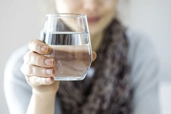 Trinken. Wie viel muss ich an heißen Tagen trinken? Der Körper verliert durch Schwitzen Flüssigkeit, deswegen ist es wichtig, den Speicher nachzufüllen. Hierfür sollte man am besten zu Mineralwasser oder verdünnten Fruchtsäften greifen. Die empfohlene tägliche Trinkmenge liegt an „normalen“ Tagen bei 1,5 Litern. Achtung: Er kann sich an besonders heißen Tagen verdrei- bis vervierfachen. Gerade bei Kindern und älteren Menschen ist es deshalb wichtig, darauf zu achten, dass sie genügend trinken. Bei Alkohol ist Vorsicht geboten.