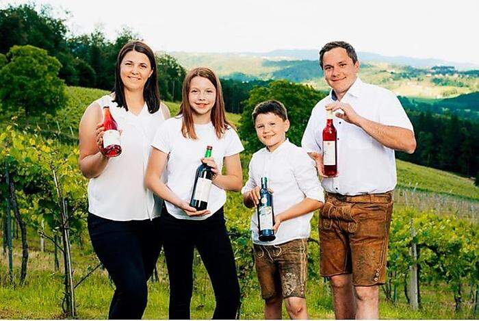 Die Familie Müller mit einer Auswahl ihrer Weinspezialitäten in Wies