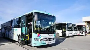 Postbus ÖBB Bus Ausbildung Unfall - Busfahrerin bringt Bus zum Stehen, nachdem der Fahrer das Bewusstsein verliert
