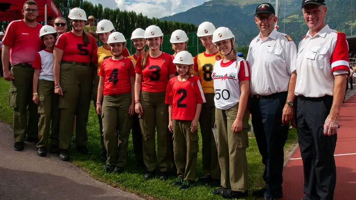 Trainer Fabian Seicht, Marlies Vollstuber (10), Trainerin Jasmina Matzhold, Ann Katrin Hammer (13), Sarah Feiler (14), Teresa Knonbauer (12), Larissa Ranftl (15), Patrizia Hirtl (15), Julia Trummer (13), Vanessa Posch (10), Laura Feiler (14), Lena Frauwallner (15), Robert Mayer (Präsident des Österreichischen Bundesfeuerwehrverbands) und Johannes Matzhold (Kommandant der FF Dirnbach) (v.l.)