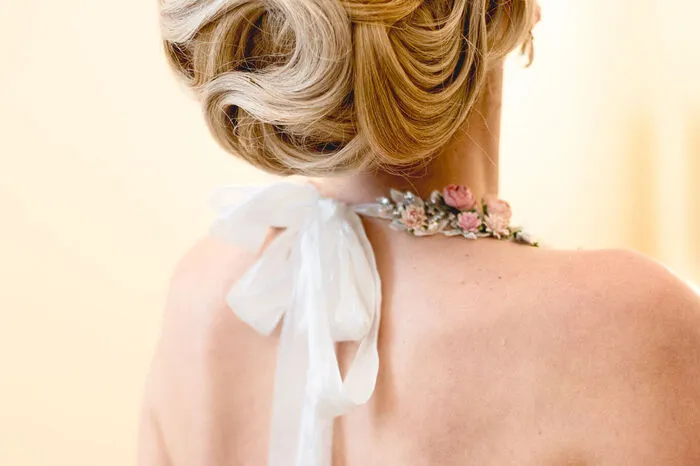 Wie sehen die Trends aus?Ruckendorfer: Die aktuelle Hochzeitssaison ist geprägt von schlichtem Schick bis hin zur kreativen Freiheit. Ganz individuell nach dem Bedürfnis und Geschmack der Braut. Haarschmuck ist wieder ein großes Thema so kann man zum Beispiel einen schönen Steckkamm in die Frisur gut einarbeiten. Dieser verleiht dem Gesamtbild eine ganz persönliche Note. Mit besonders modischen Accessoires wie einer Schulterkette in Kombination mit offenen Locken, legt die Braut den perfekten Auftritt hin...
