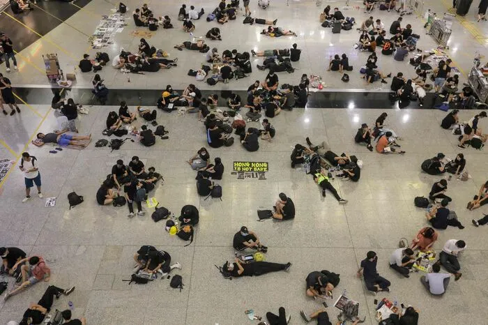 Durch die Proteste werde der Flugverkehr "ernsthaft gestört", begründete die Verwaltung das Streichen aller Flüge. Der Hongkonger Flughafen zählt zu den wichtigsten Drehkreuzen der Welt.