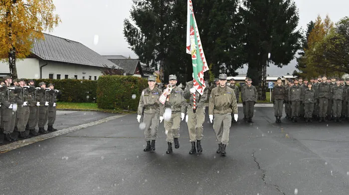Der Insignientrupp des Hochgebirgsjägerbataillons 26 marschiert ein.