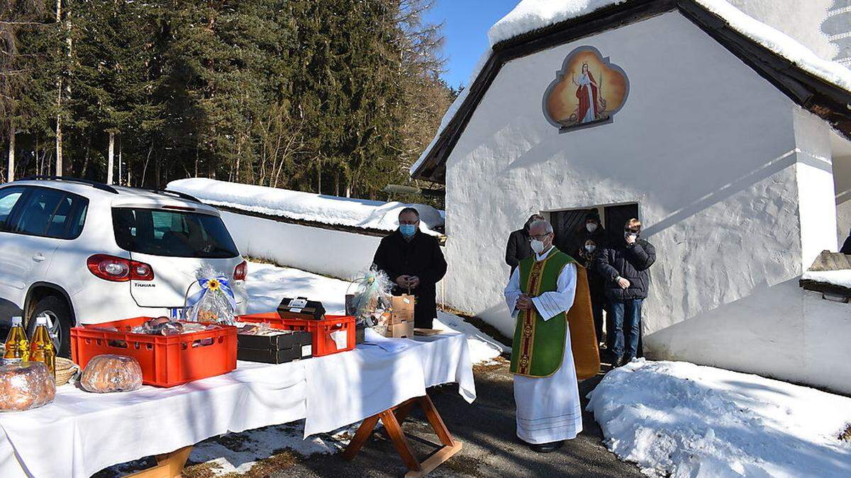 Mesner Stefan Bromann und Dechant Olip bereiten den Gabentisch vor 